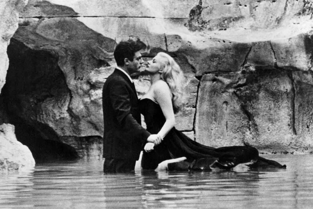 Marcello Mastroianni e Anita Ekberg in “La Dolce Vita” (1960)