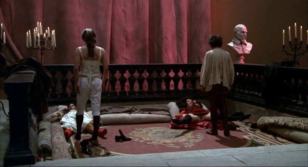 Casanova (Donald Sutherland) si appresta alla sfida di sesso in “Il Casanova di Federico Fellini” (1976)